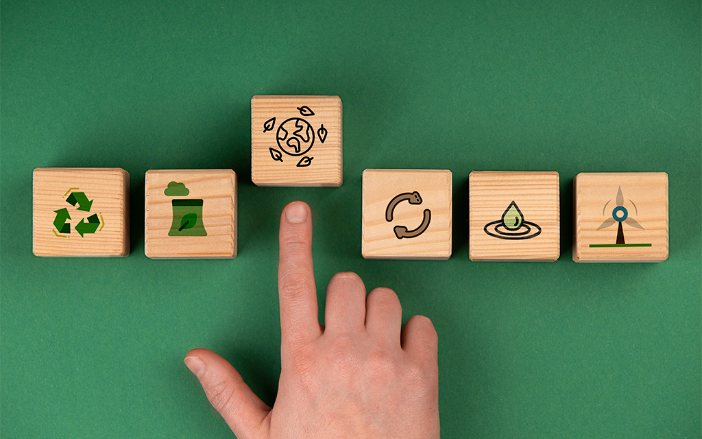 6 different wooden cubes showing the representative icons of circularity, greener future, teamwork, sustainability and renewable.