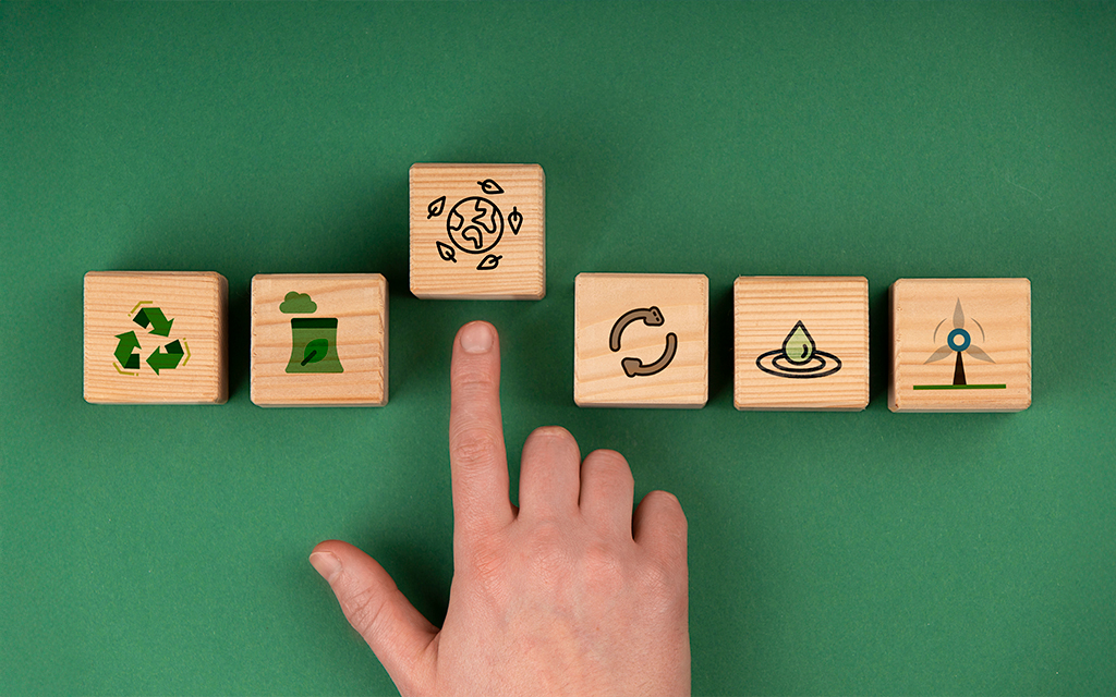 6 different wooden cubes showing the representative icons of circularity, greener future, teamwork, sustainability and renewable.